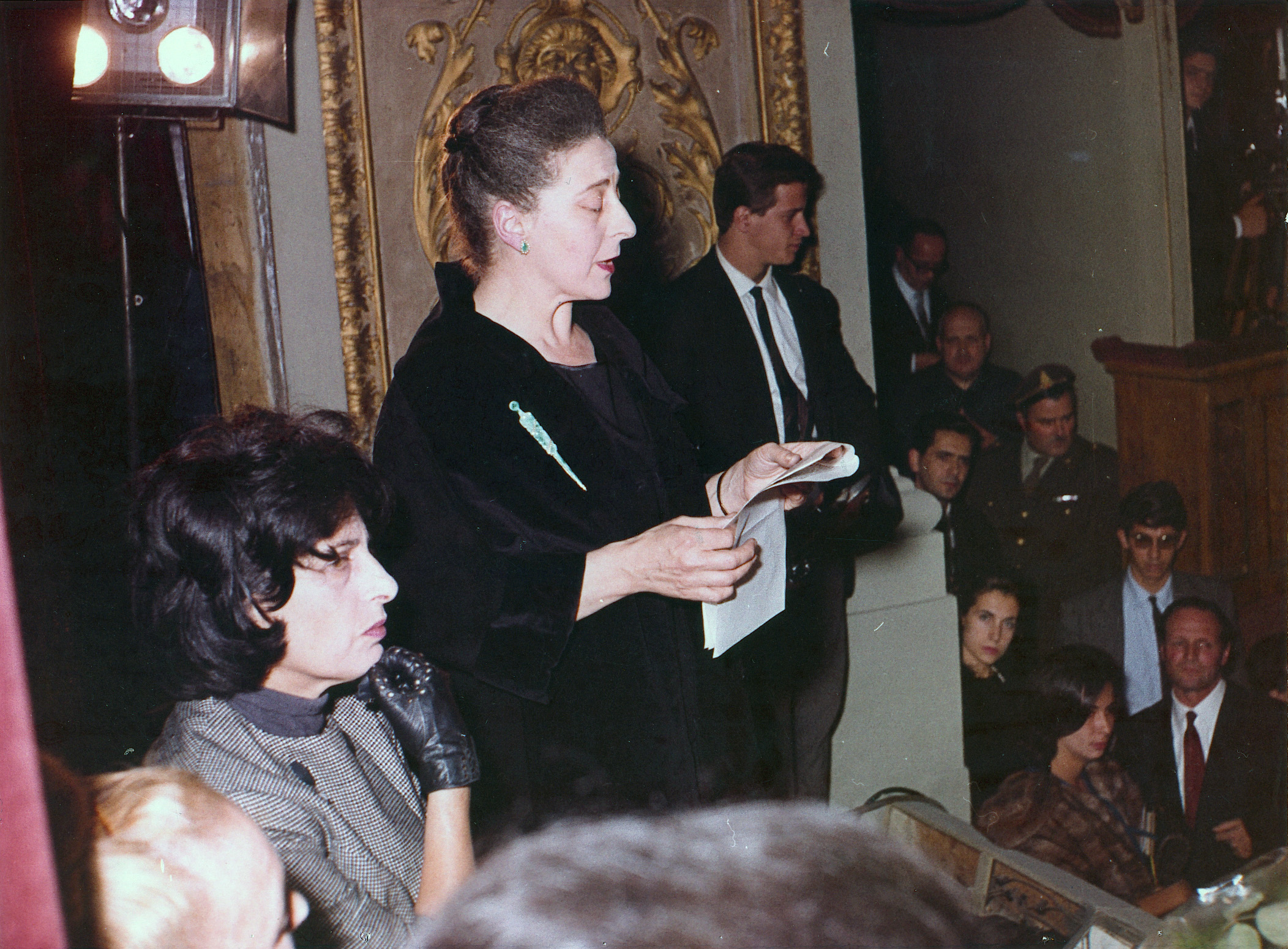 Maria Michetti accanto ad Anna Magnani in occasione del ventesimo anniversario della Liberazione e della realizzazione del film Roma città aperta di Roberto Rossellini, 1965, Archivio privato Marco Marroni 
